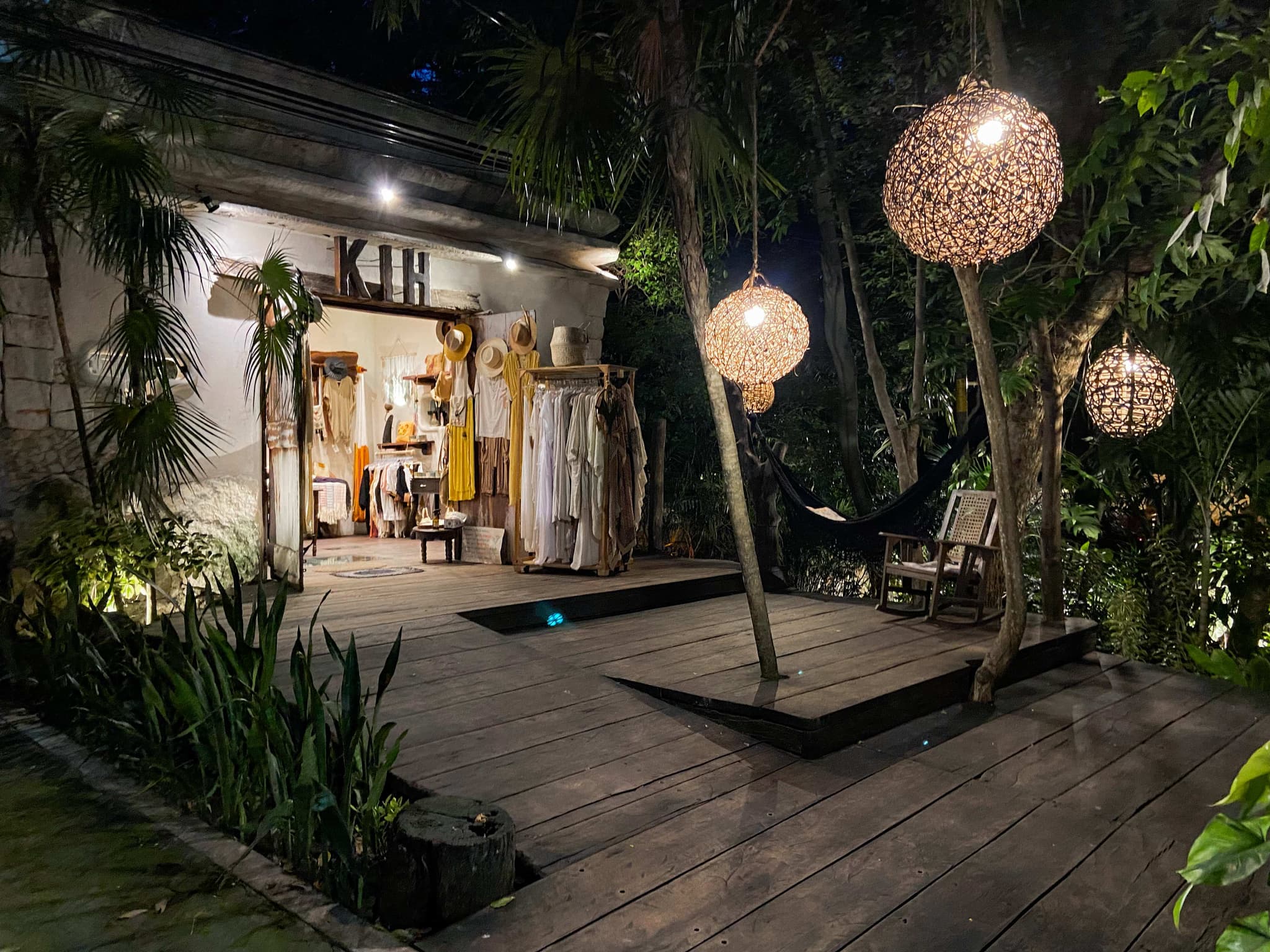 Shops and cafés along Quinta Avenida in Playa del Carmen