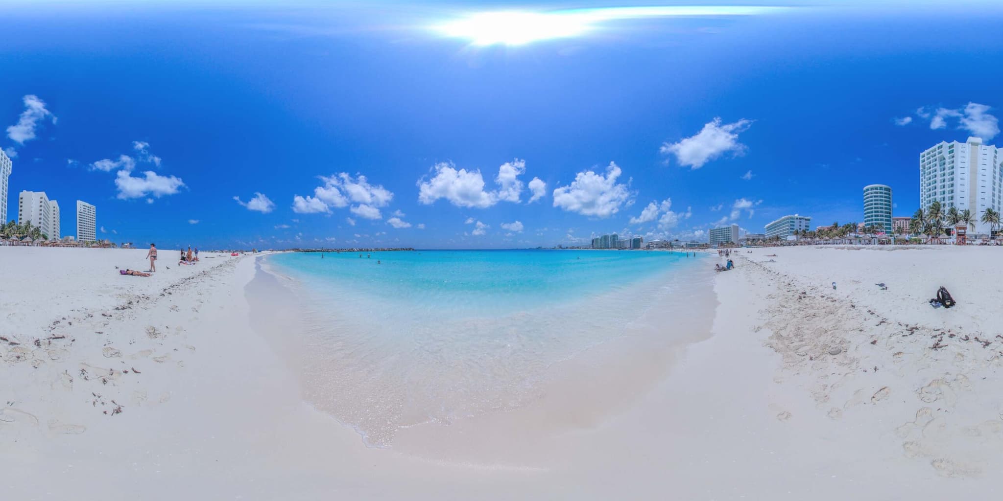 White sand beach and turquoise sea in Cancun