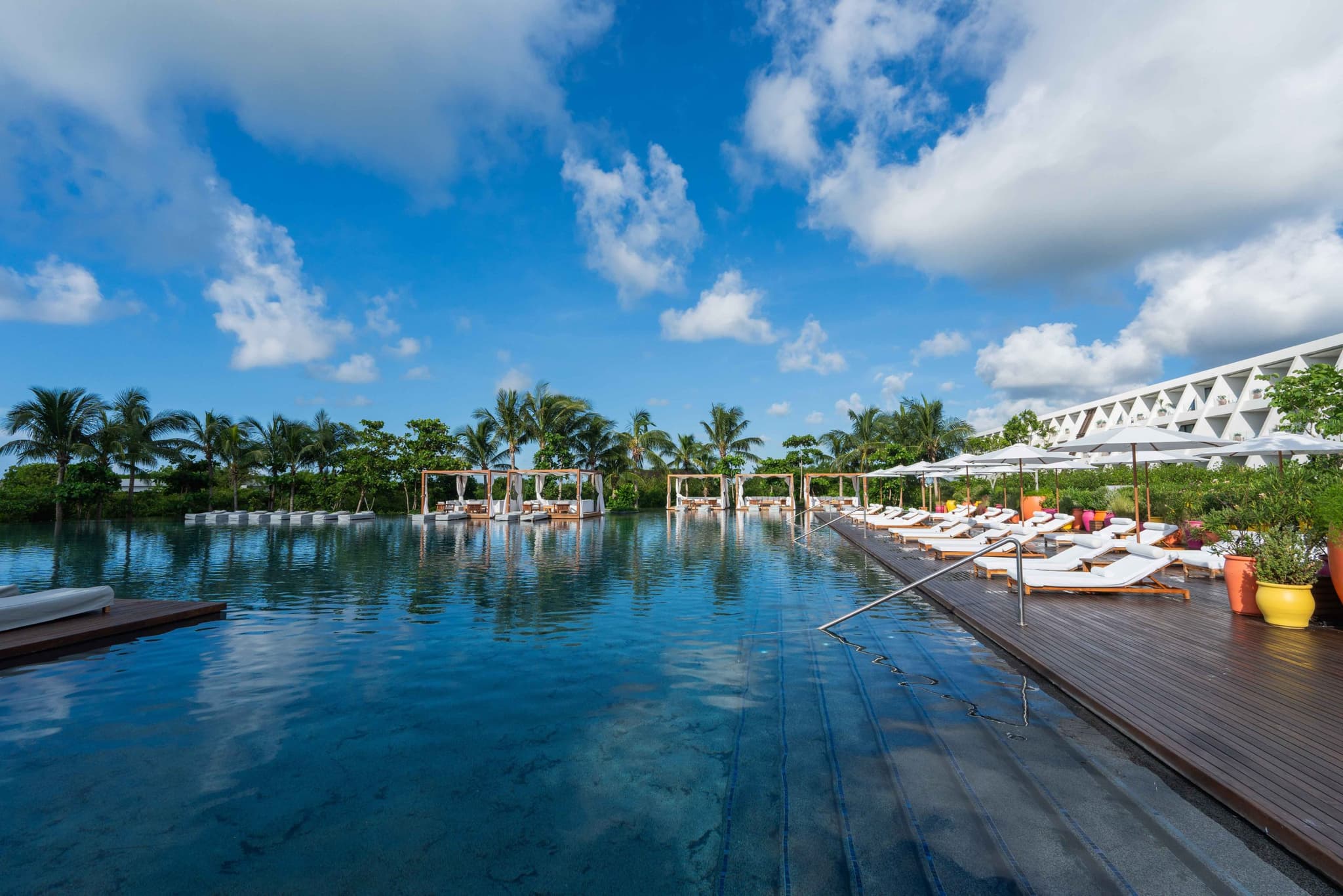 Infinity pool facing the sea