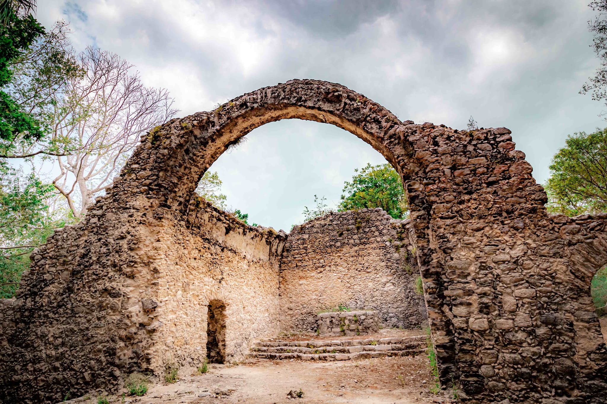 The stone arch of the colonial chapel at Oxtankah