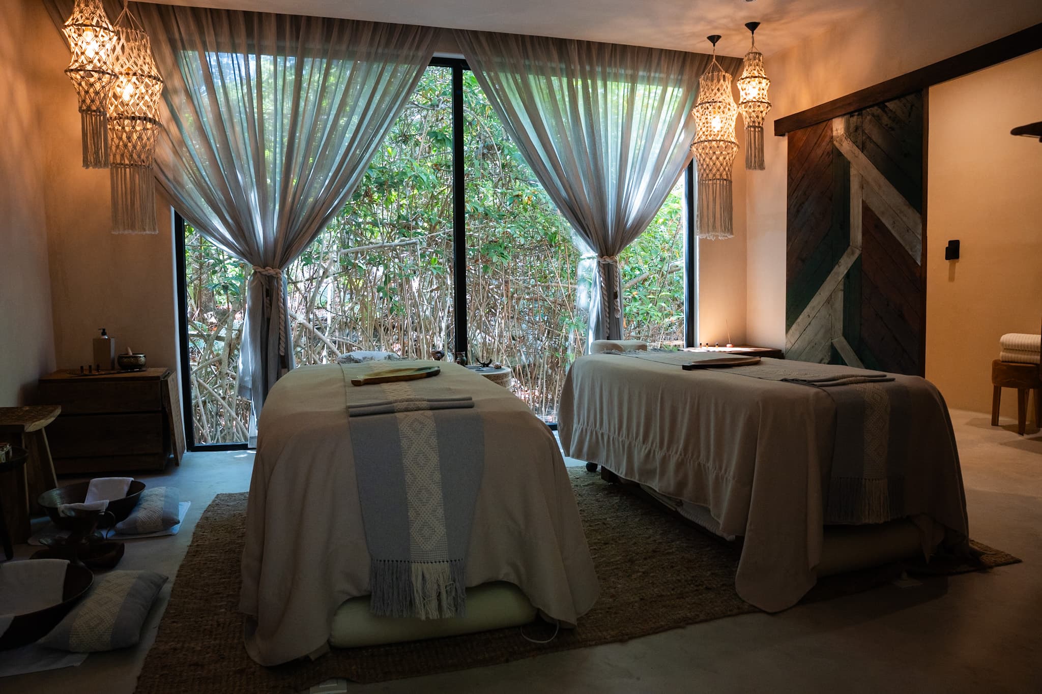 Massage cabin for two open to the jungle